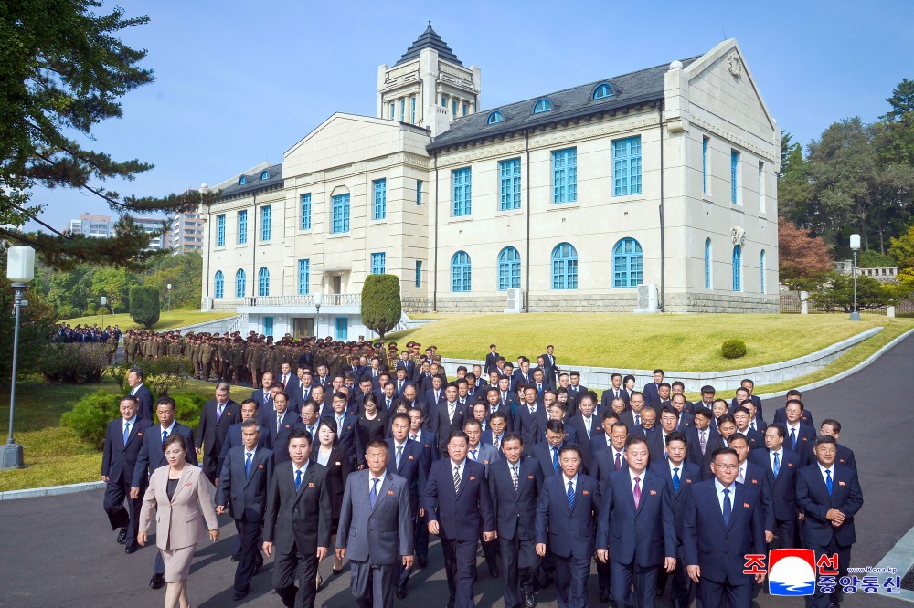 🔴【党中央领导机构成员在建党８１周年之际参观建党史迹馆】值此朝鲜劳动党成立８１
