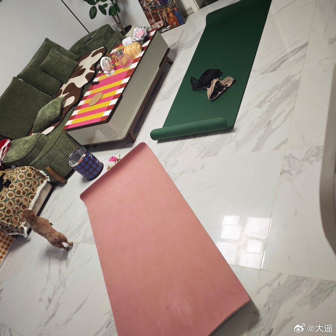 减脂人到家，鞋还没脱，瑜伽垫就安排上了 