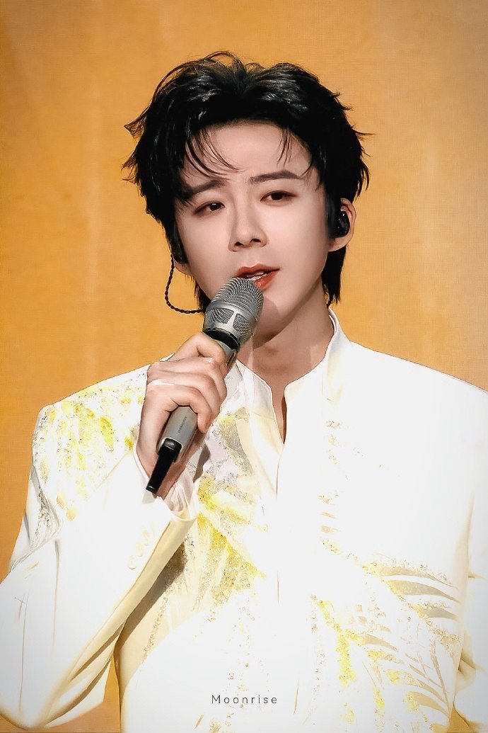 刘宇宁攻击春晚大厅天花板疑似刘宇宁攻击春晚大厅天花板 仗着自己个高腿长是吧 