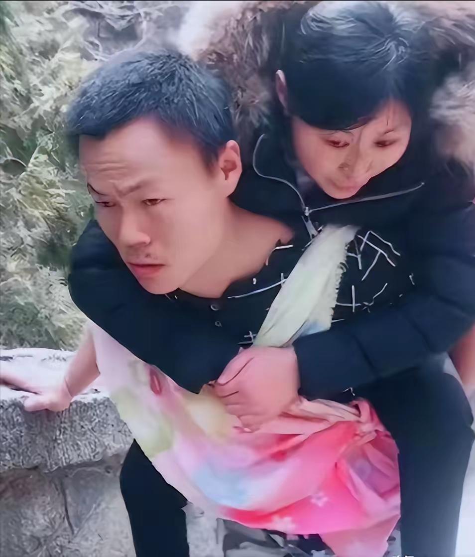 “她为爱翻墙摔成瘫痪，他背她12小时登顶泰山看日出！十年如一日，这才是人间最硬的
