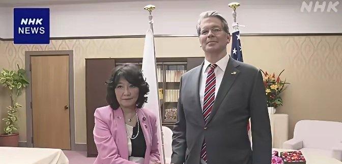 美国财长贝森特在会见日本官员的时候，那么他这个腰就挺的老直了。与此同时，贝森特脸