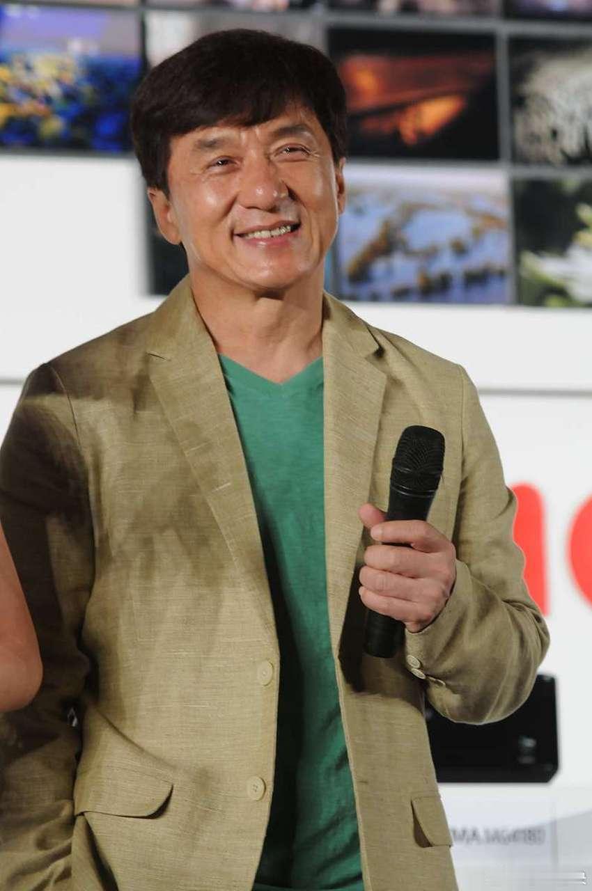 成龙竟然出道55年了国乐无双走过漫长的演艺之路收获满满荣誉，身上自带岁月沉淀下来