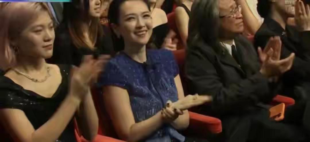 辣评｜章子怡马丽坐穿冷板凳，金像影后爆冷给了“无名之辈”
 
这一夜的金像奖，堪