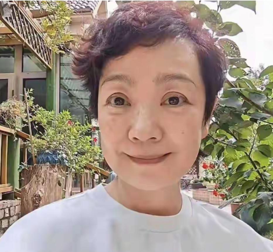 央视一姐王海燕，当年为何偏嫁落魄张嘉益，如今才懂她的顶级智慧
娱乐
