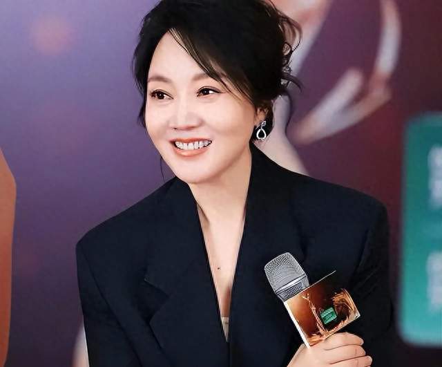 55岁闫妮的“双城生活”：台上拿奖，台下挤时间回西安陪九旬父母