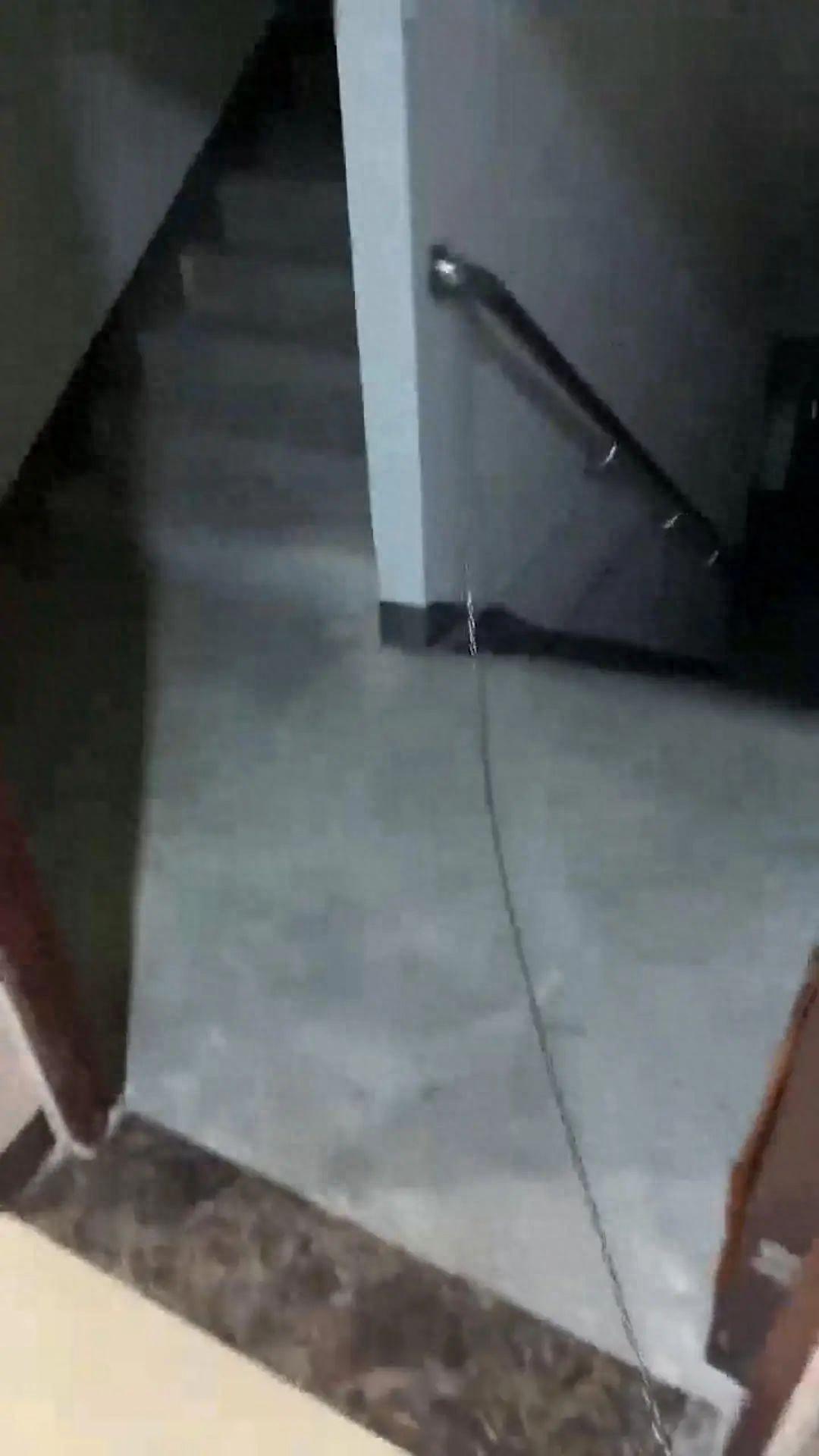 广西一孕妇因为觉得电梯的声音太吵，结果竟然用一根锁链把电梯锁在了38楼顶楼！物业