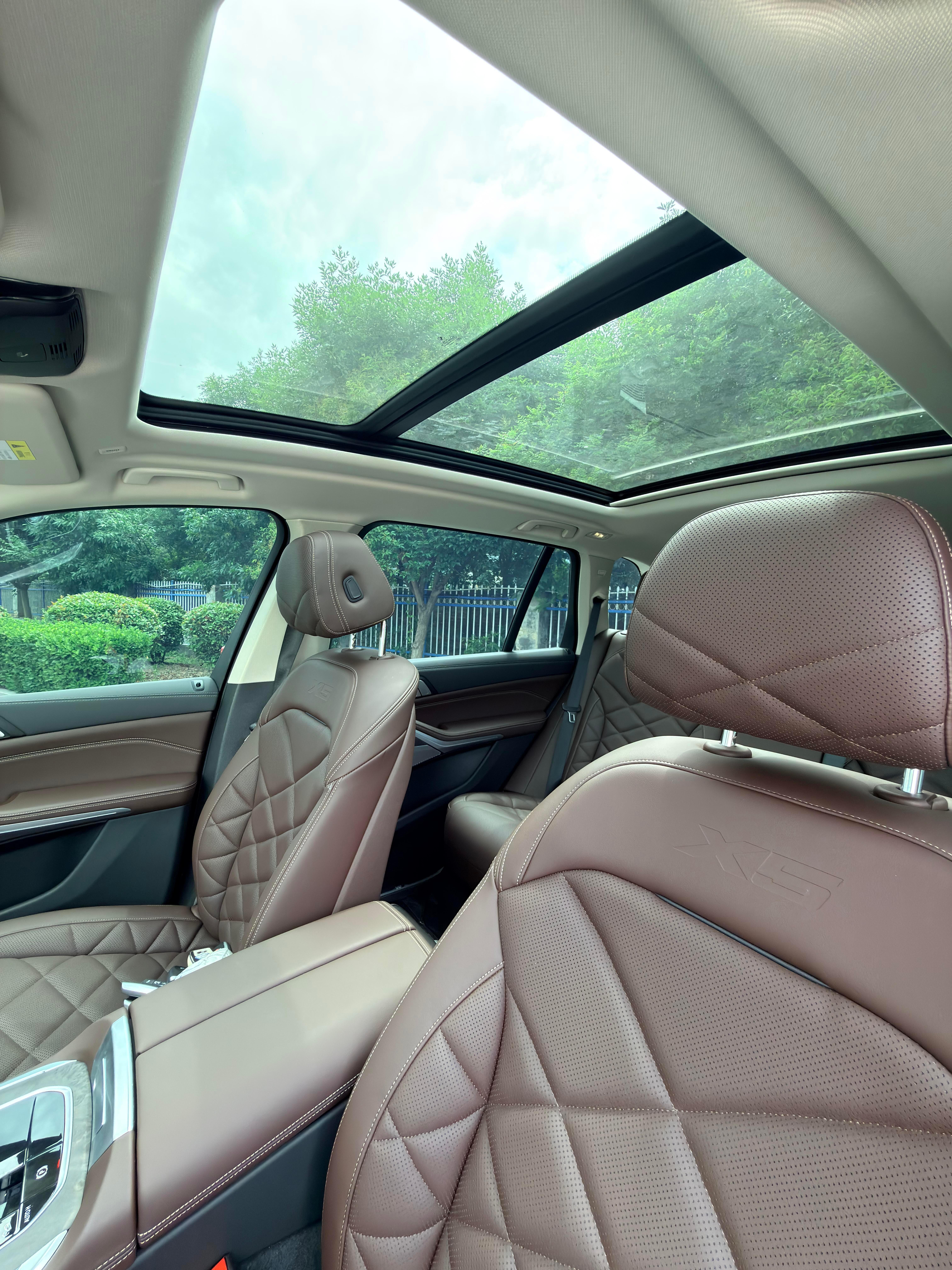 宝马X5 30Li 尊享M运动上牌：2025年1月 准新车9000公里车况：原版