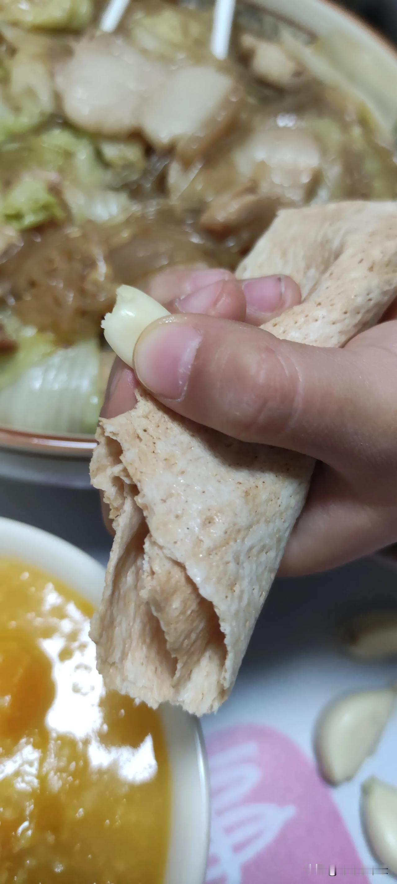 带皮大五花蒸一哈
​配上粉条白菜炖一锅
​不油不腻
​再配上这两口
​你就说它够