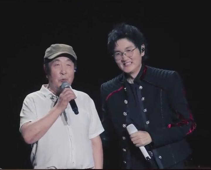 刷到孙楠携老父亲同台合唱的视频，老爷子说能和儿子同唱一首歌，是最开心的事。
 