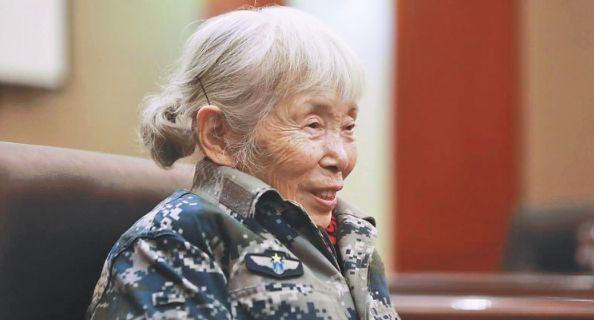 中国第一代女空降兵，鞋子最贵才15块，却把多年积攒的千万积蓄全部捐给家乡
201