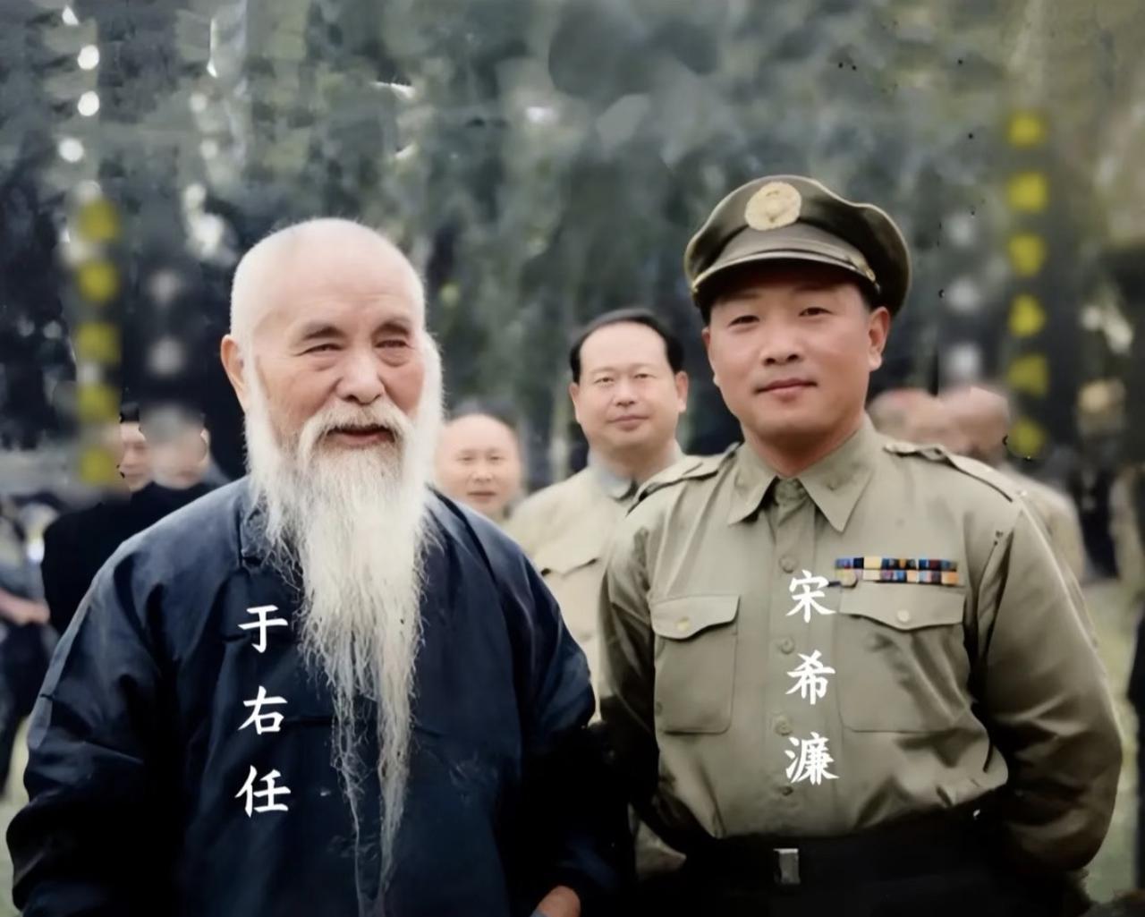 没想到这张1946年新疆的公务合影里，一文一武两个国民党核心人物，晚年都成了坚定
