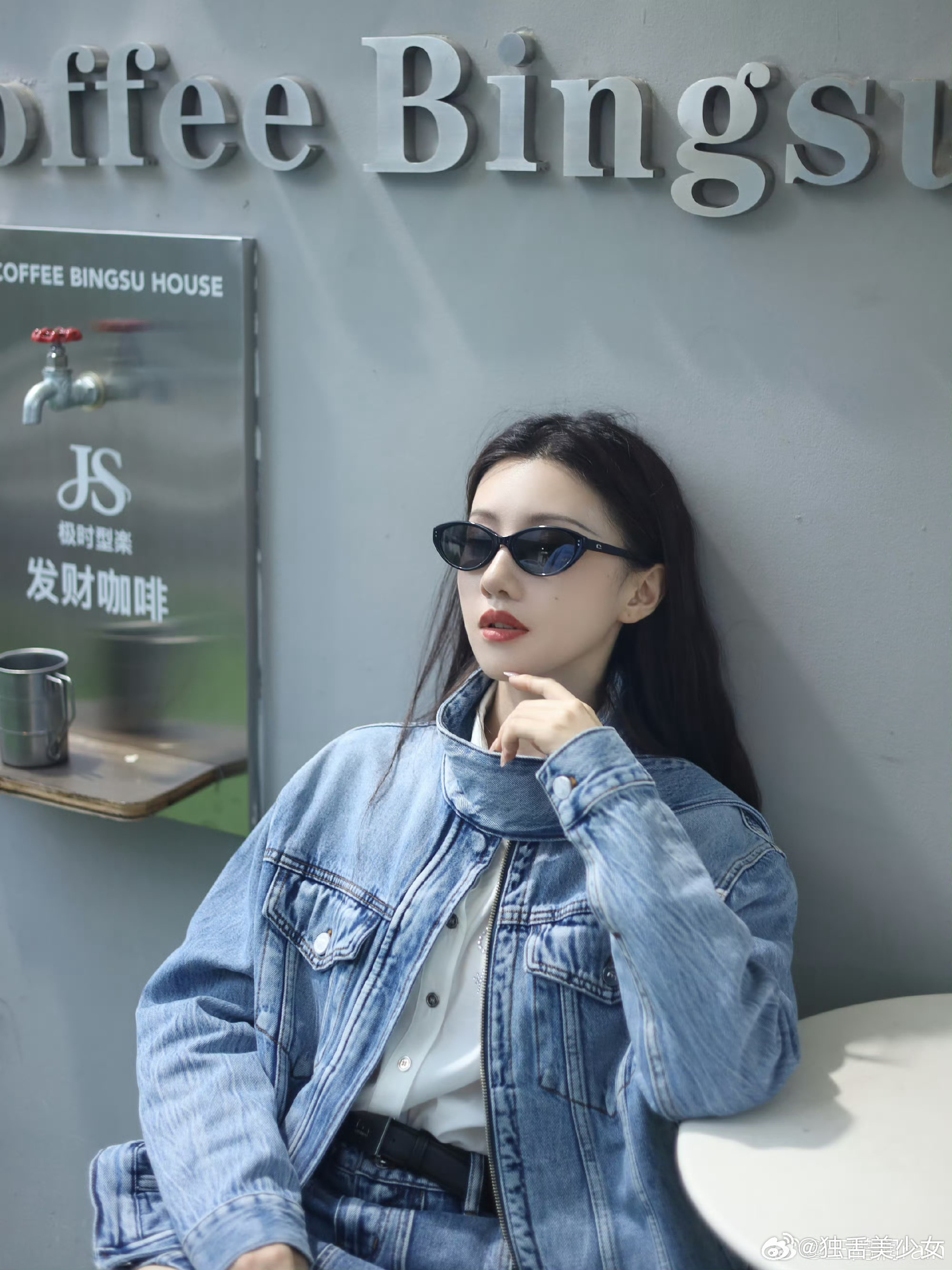 王鹤润这套牛仔套装好有美式复古味儿！配上墨镜一整个酷飒姐姐，随性往这一坐，松弛又