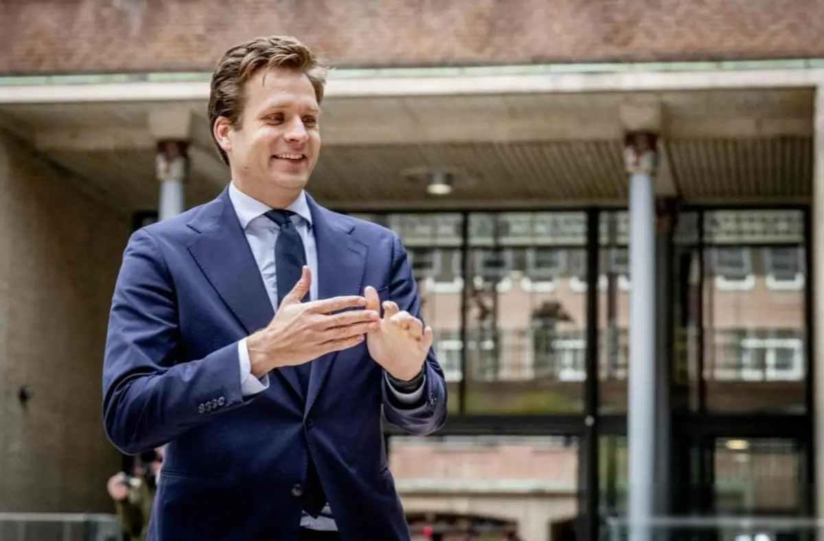 闻泰董事长放话，荷兰不还安世就索赔，80亿能吓住谁？

2025年12月，闻泰科