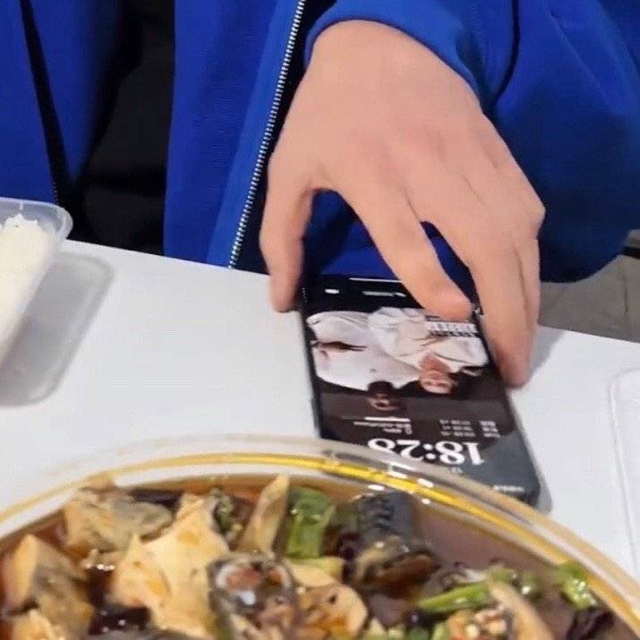 王鹤棣真的！他超爱的！吃饭是被不小心拍到漏出来的屏保都是和詹姆斯的合照[爱慕]梦