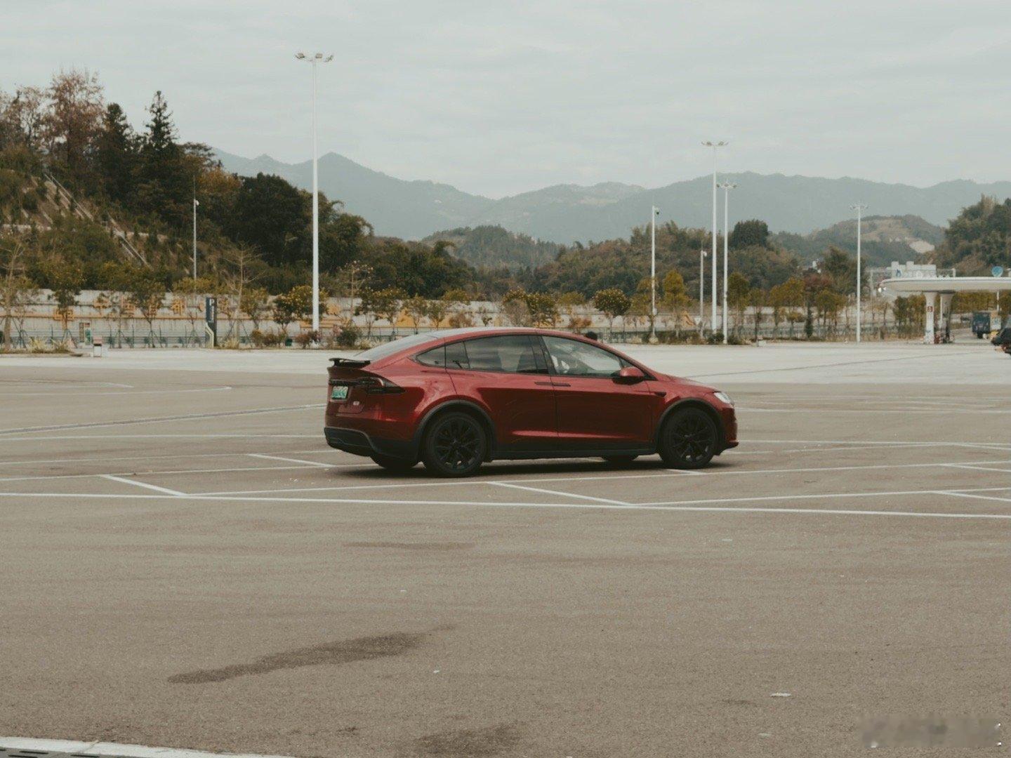 特斯拉 Model  X 这外观这么多年过去了看起来还是很哇塞呢 