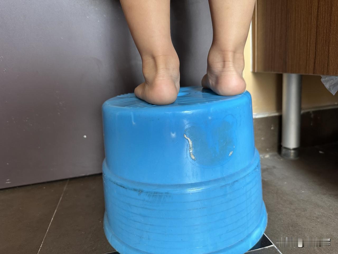 （1439）：孩子，早上好。今天天气炎热，早上就已经23摄氏度，中午可能又要回到