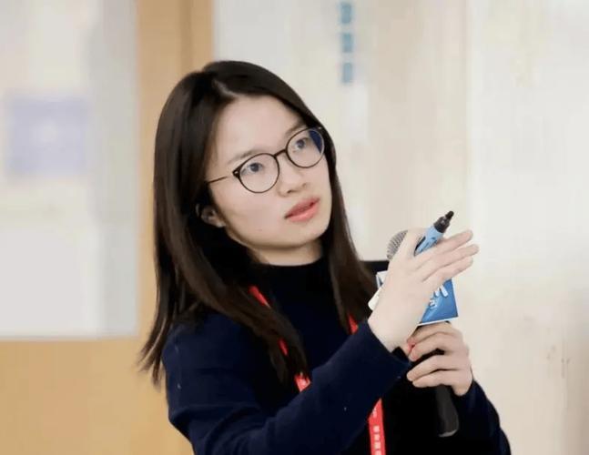 34岁中国数学家王虹火了！一夜拿下两项全球顶级数学大奖，


塞勒姆奖和ICCM