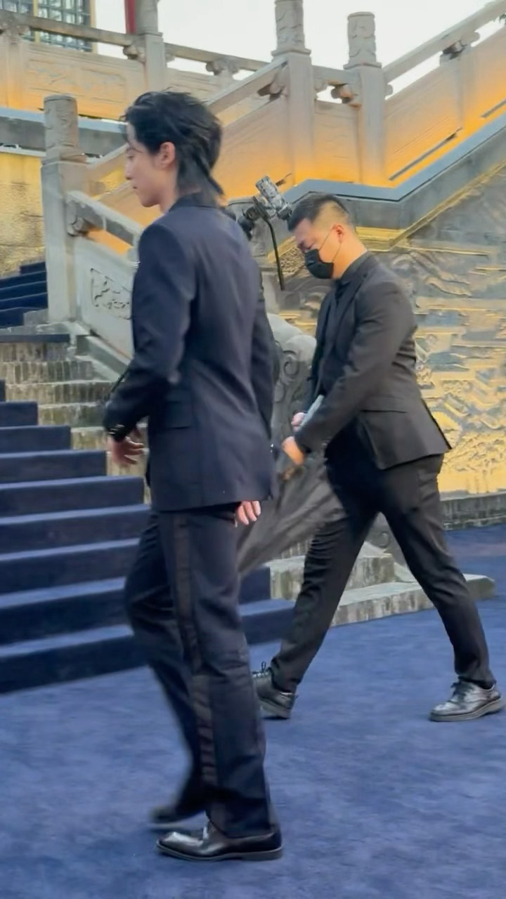 我觉得屁屁还在诶 ​​​