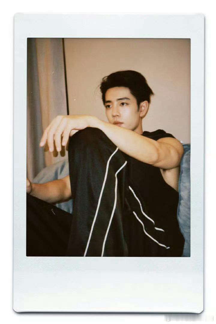 肖战工作室发新拍立得开饭啦！！！肖战工作室发拍立得