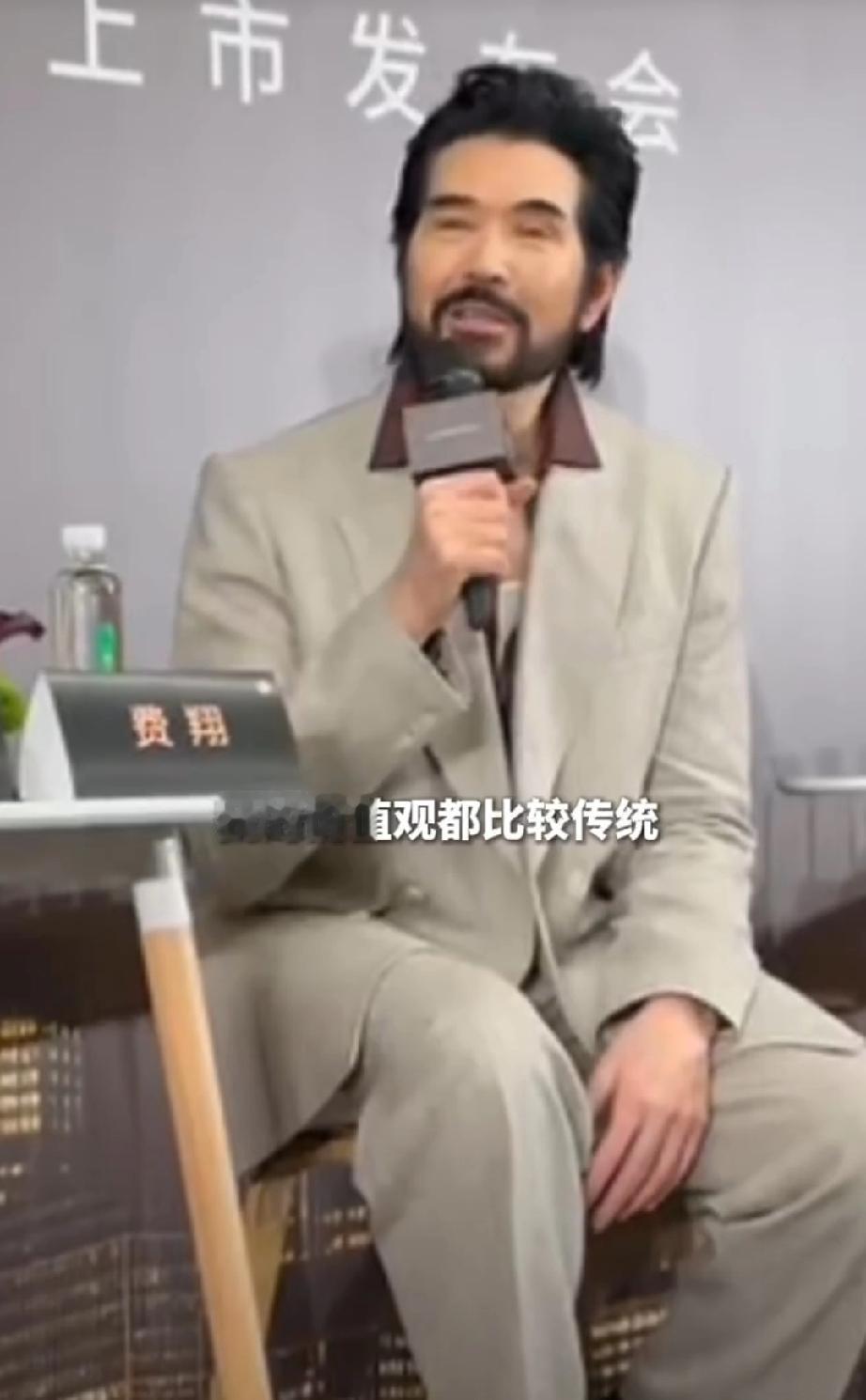 【费翔回应AI代替自己演戏】费翔说自己大把年龄了很谨慎  4月16日，费翔在浙江