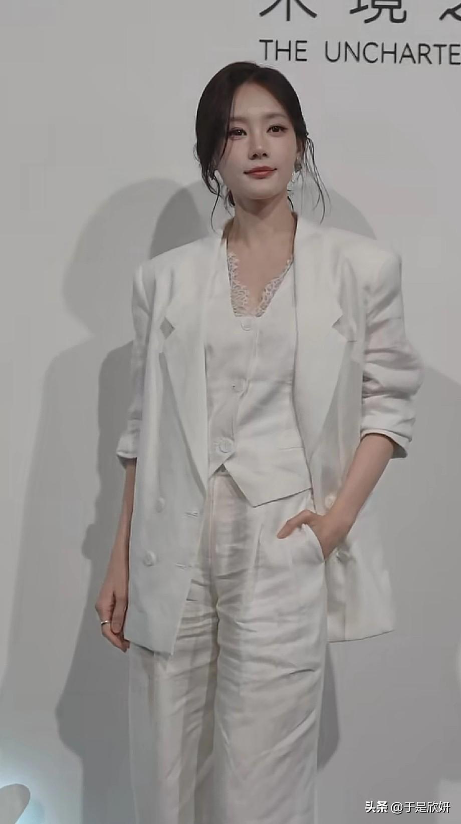 谁懂啊！李一桐把“清冷御姐”焊在身上了，白西装+碎发，这才是成年人的高级感！