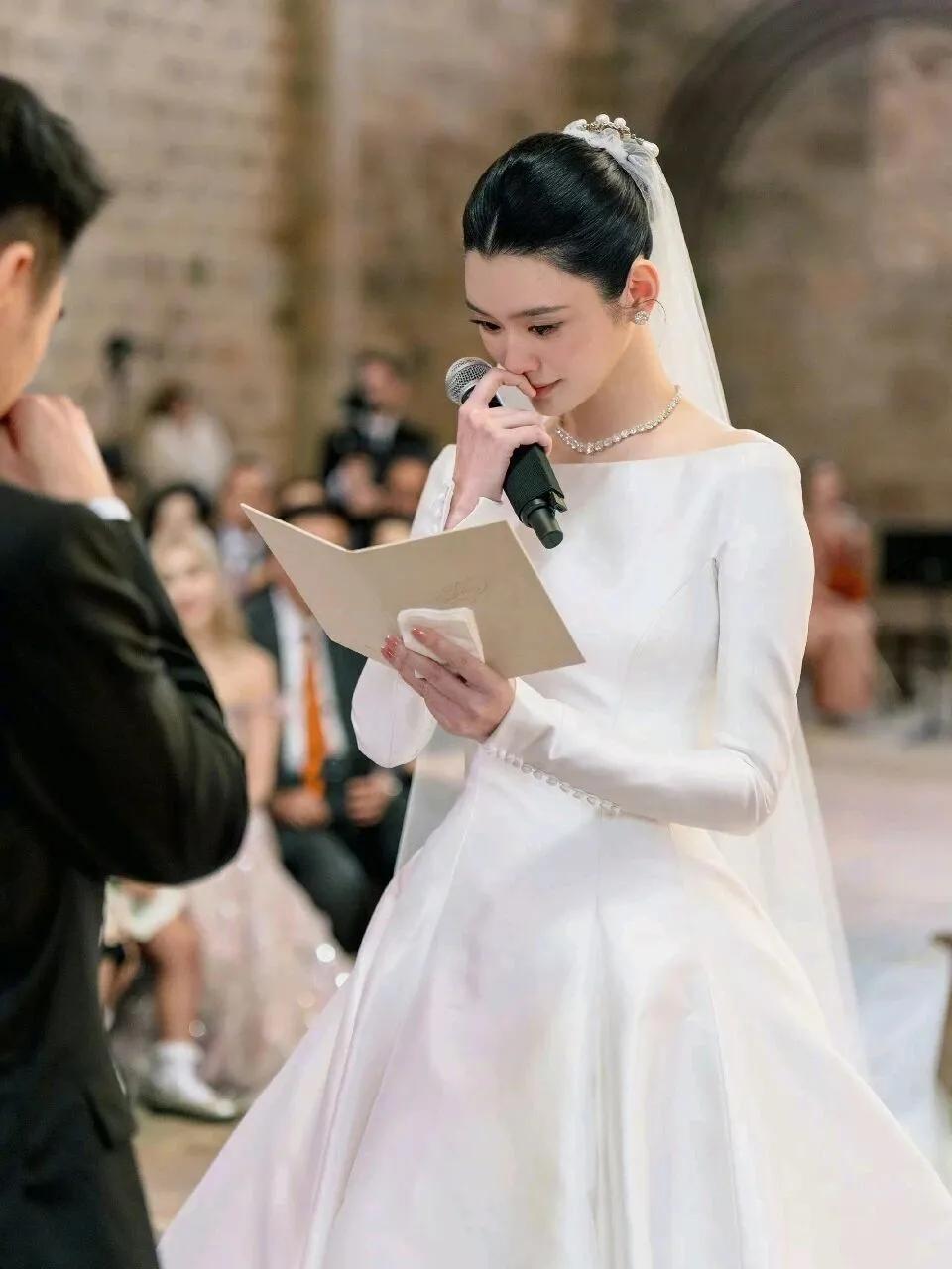 领证7年，孩子都生了俩，奚梦瑶昨天却在法国穿上了婚纱，婚礼花费过亿！新娘戴490