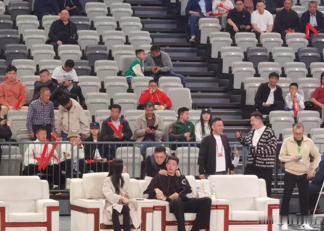 5月2日晚，新疆男篮在主场迎战半决赛对手浙江男篮，此时正在新疆旅游的深圳男篮球员