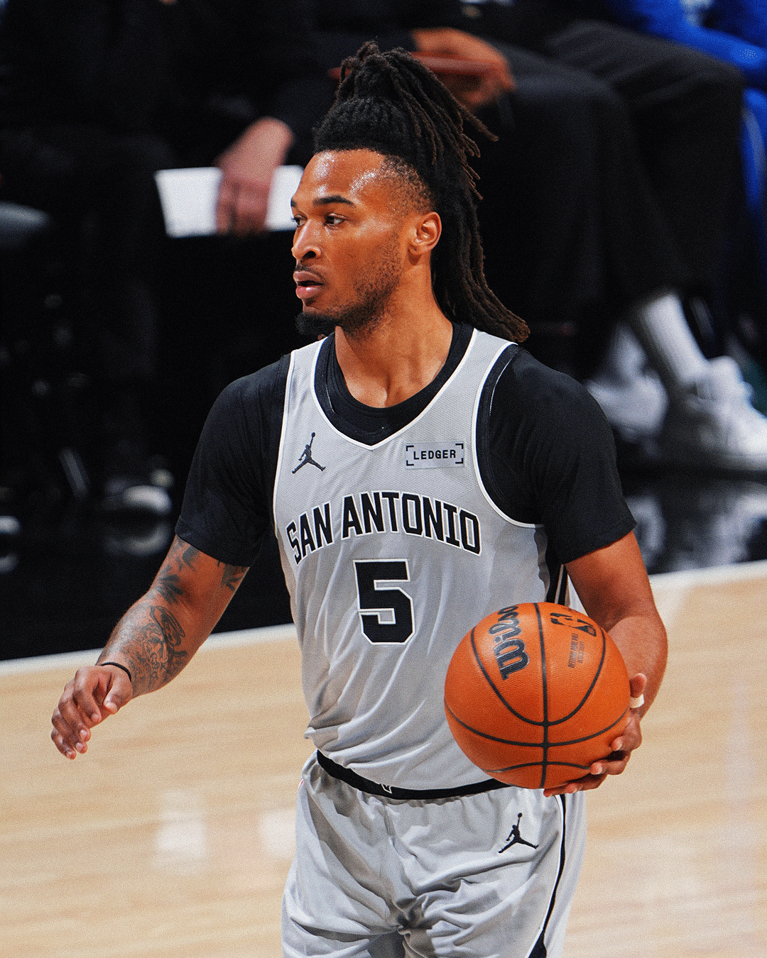 斯蒂芬·卡斯尔在今晚的胜利中表现如下：- 成为继大卫·罗宾逊之后，马刺队史仅有的