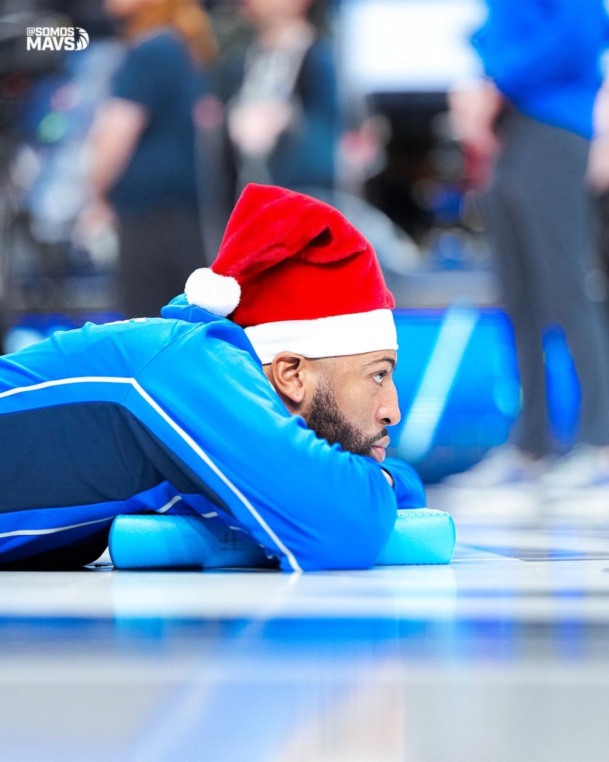 浓眉由于右腹股沟伤势本场不会回归，这两年圣诞大战都够倒霉的 安东尼戴维斯