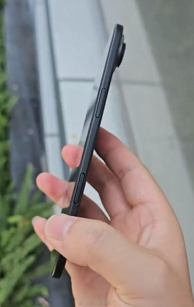买手机你还在纠结ios和安卓吗 iPhone 17 Air最新机模上手曝光了，这