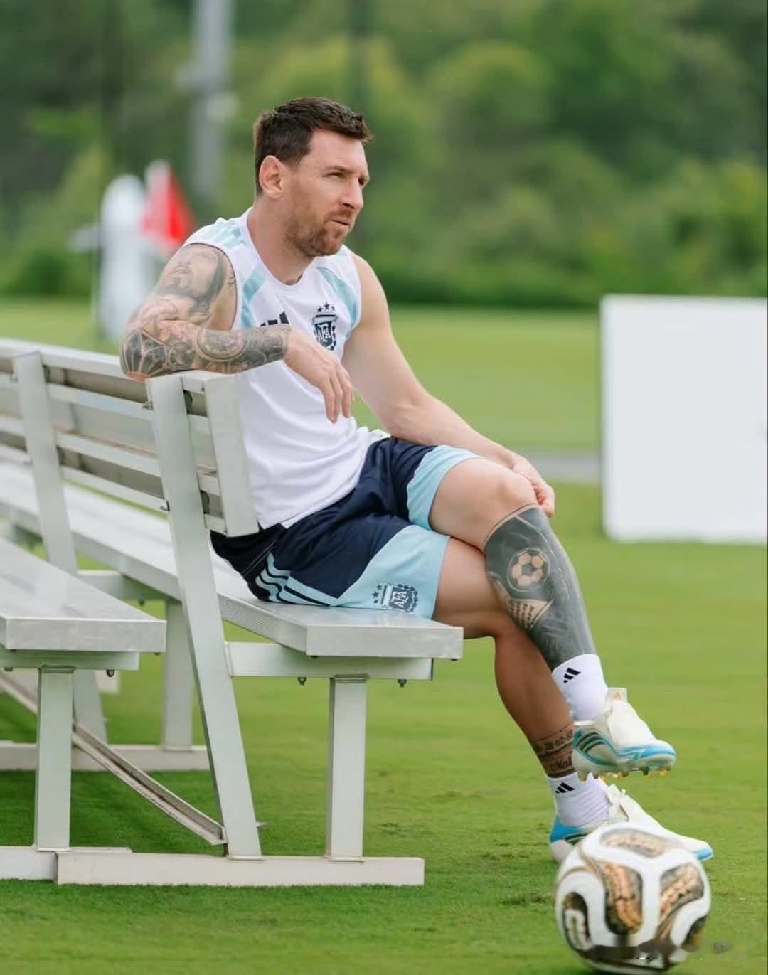 🇦🇷梅西这几天情绪很低落，几乎没怎么笑，也很少和身边友人交流。（ESPN消息