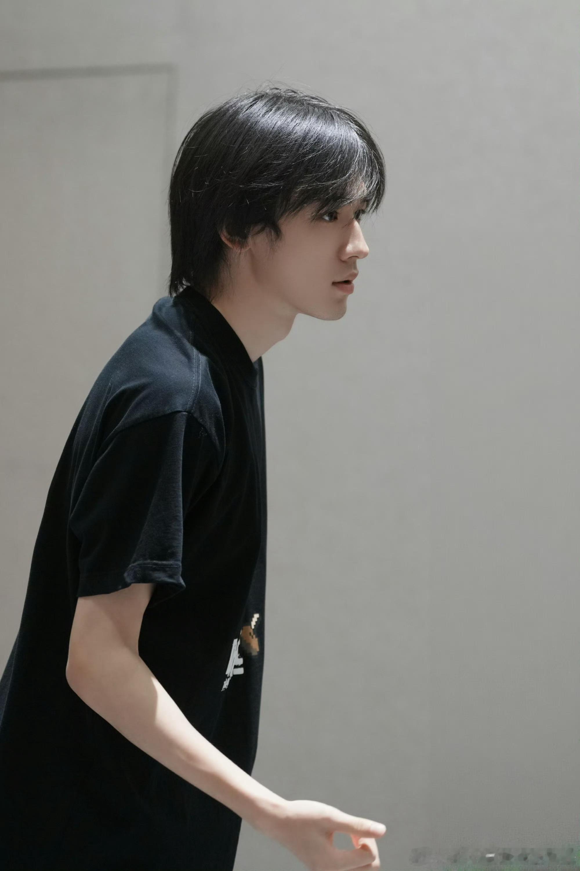 宋亚轩演唱会训练图 深夜排练室版本小宋请查收！没有舞台妆造加持反而更显清冷少年气