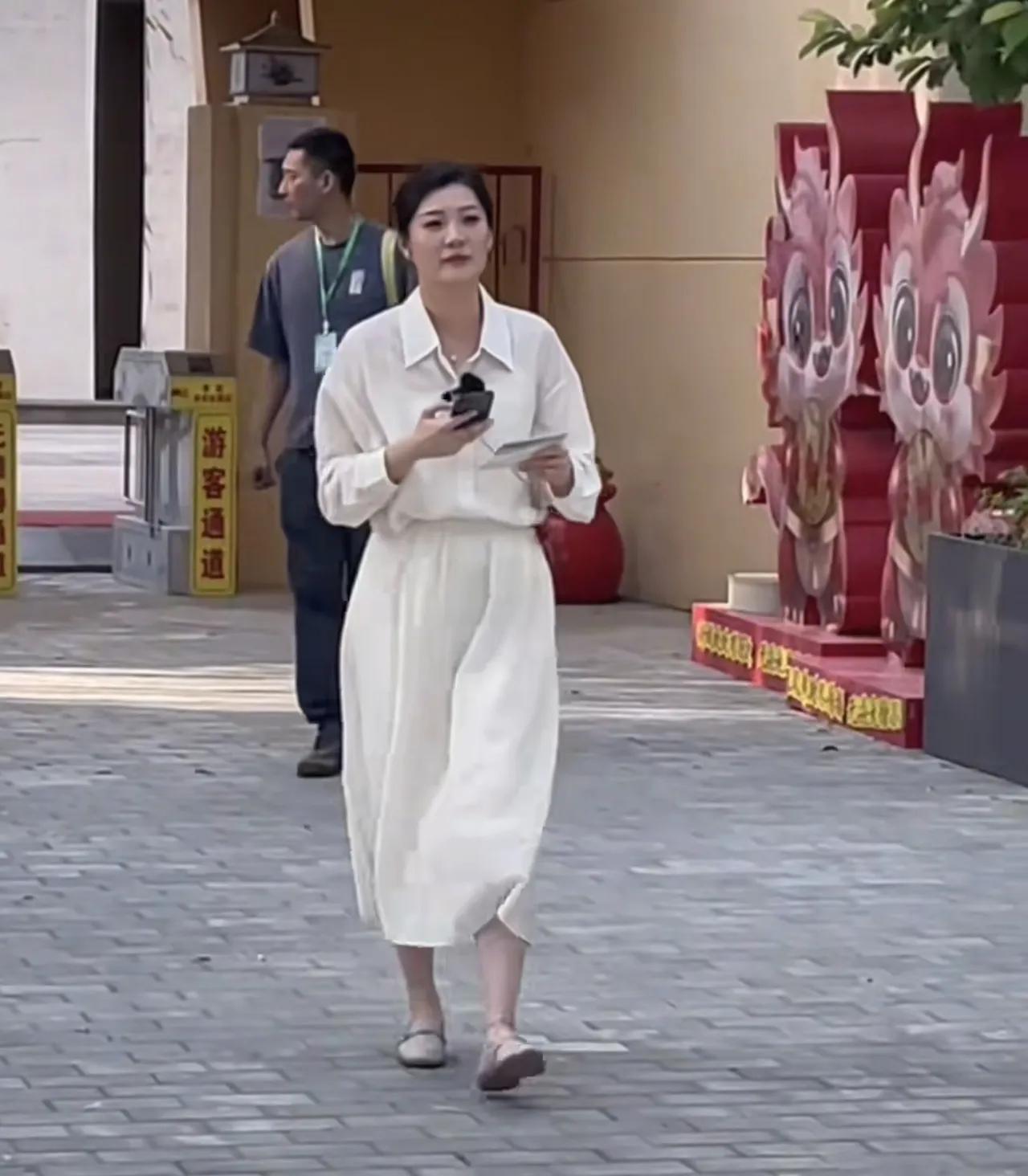笑岔气了！

盼盼在兰知春序上播，一个看着像她老公的人一直在她左右保护她，这一幕