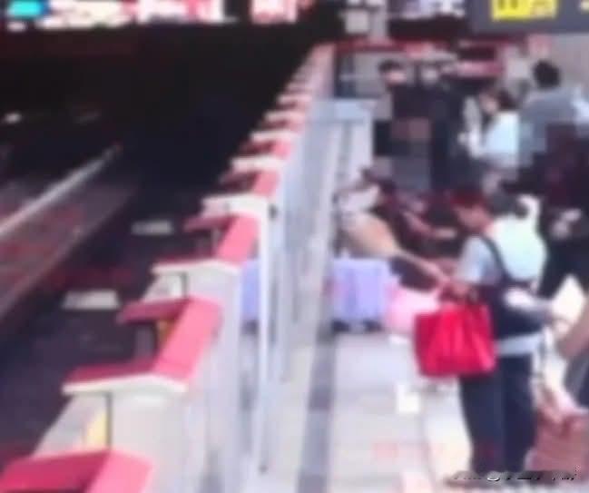 一对印尼籍夫妻来中国台湾地区工作，妻子在中部担任护工，丈夫在北部从事渔业工作。每