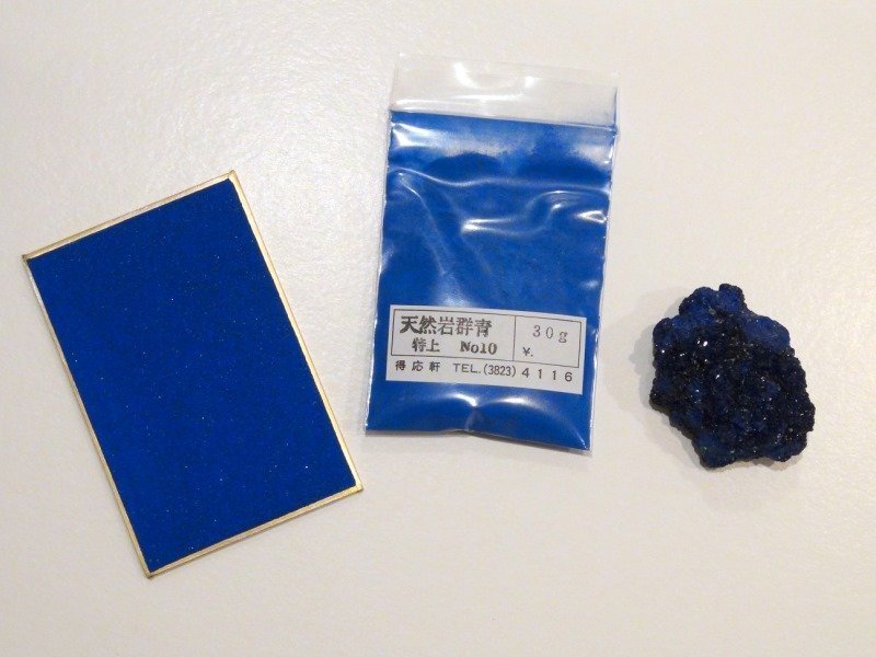 日语群青（ぐんじょう mountain blue，相当于中文石青）原石：蓝铜矿（
