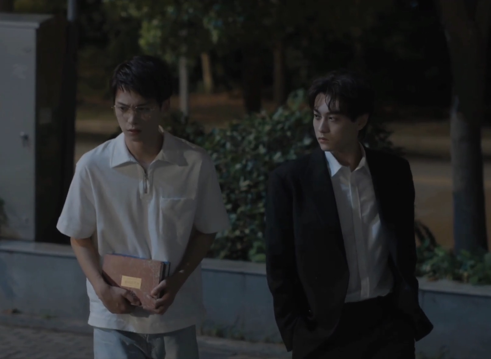 似曾相识畏归来 