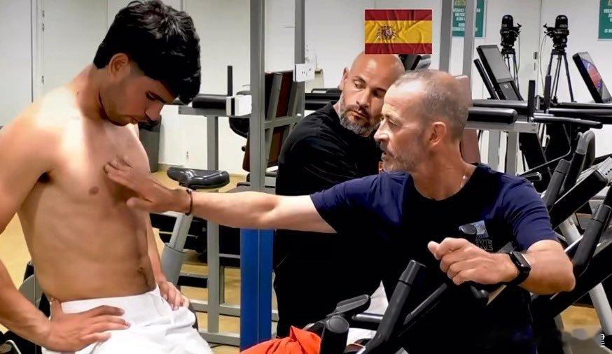 【贝克尔：对手太弱可能让阿卡对比赛感到无聊】“他是一位令人着迷的球员。网坛需要这