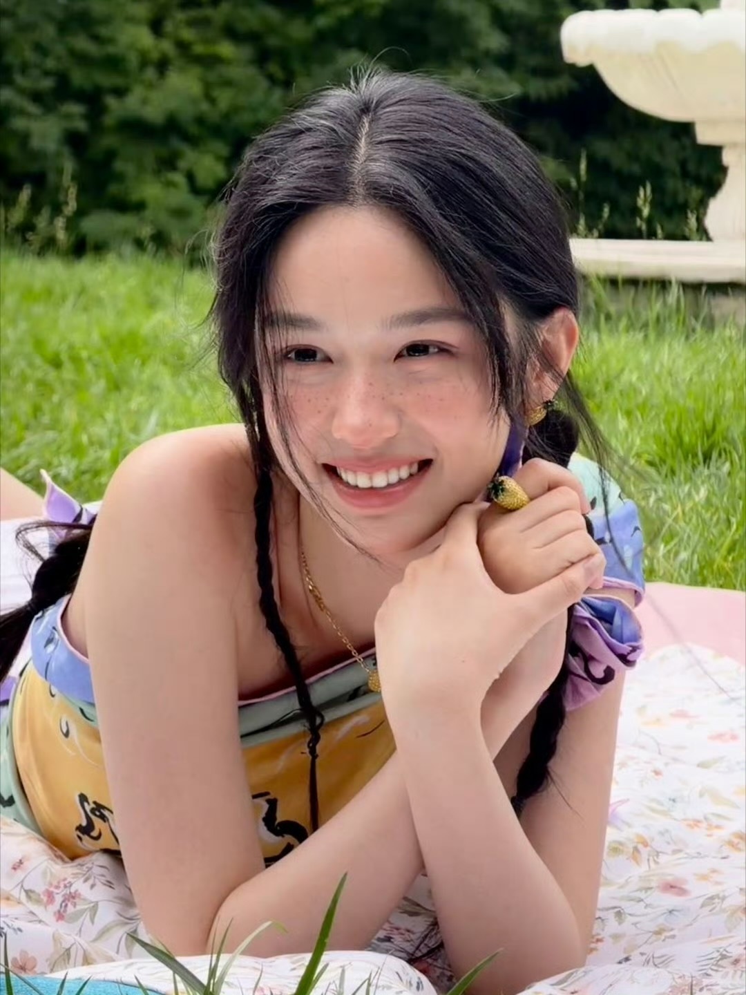 周也红晕雀斑花瓣妆，山野中脸上带着红晕的小精灵🧚🏻♀️