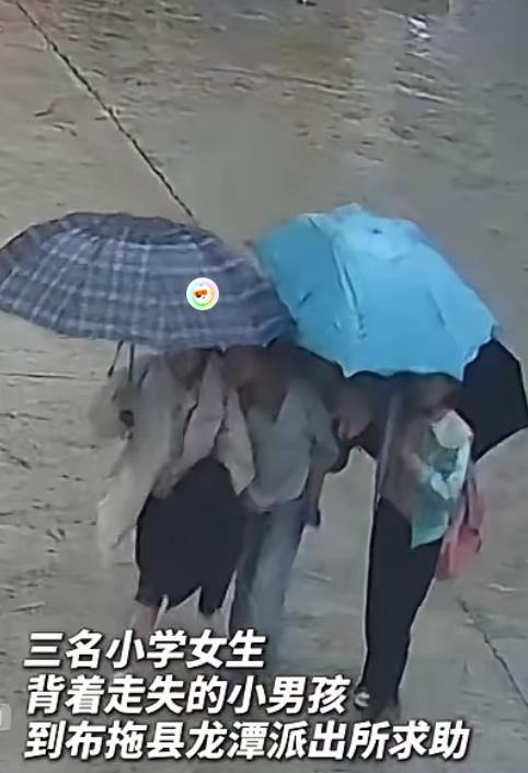 泪目了！5 月 1 日报道，四川天降大雨，三名年仅十岁的小姑娘在路边偶遇一名走失