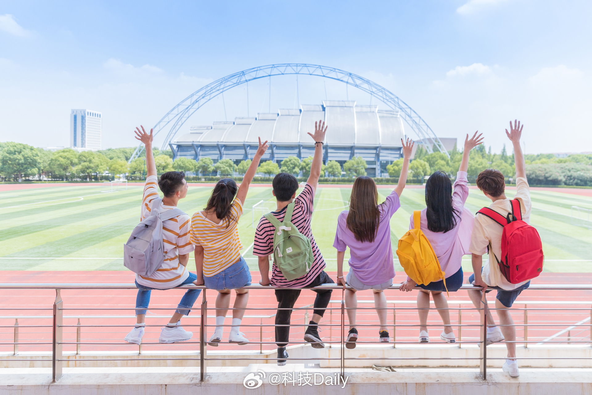 学生党开学设备应该怎么选 从买单一设备进阶到买生态。手机、平板、笔记本全面互联打