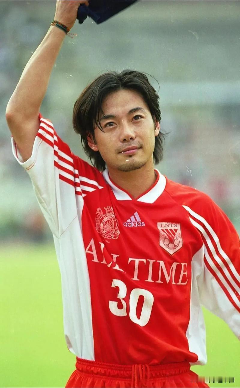 1971年出生的邓乐军，10岁就立志踢球，放学就和伙伴们在街头驰骋，1985年即