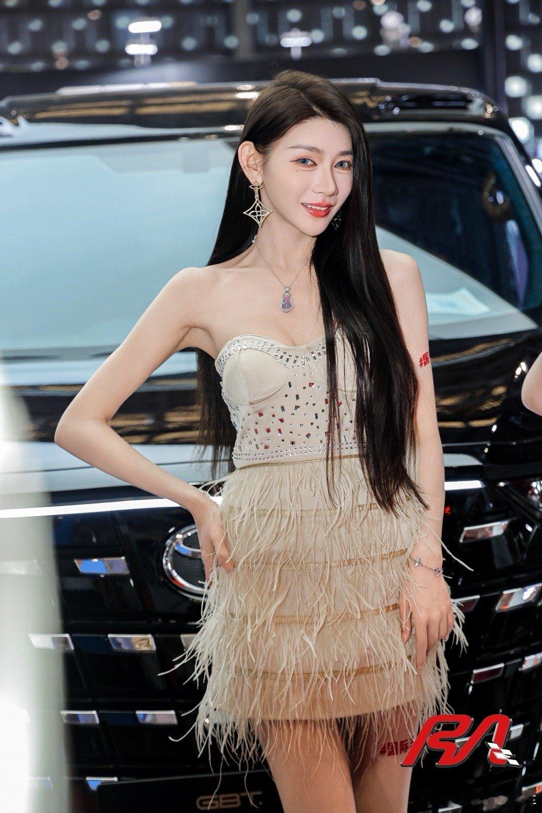 服务是买车的隐形豪华 售前，服务态度，专业素养是影响购车者选择的关键；售中，流程