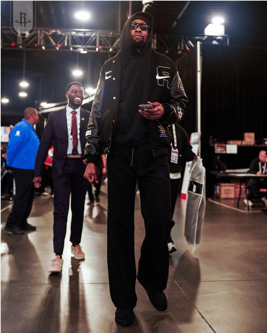 火箭官方社媒晒杜兰特入场照：全明星的氛围！