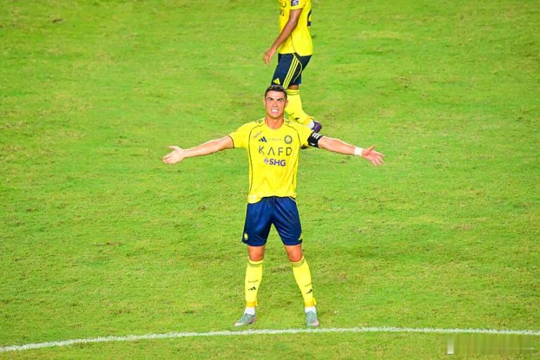 阿尔纳斯尔：克里斯蒂亚诺·罗纳尔多和儿子很快就会上场吗？这种情景似乎是为支持者们