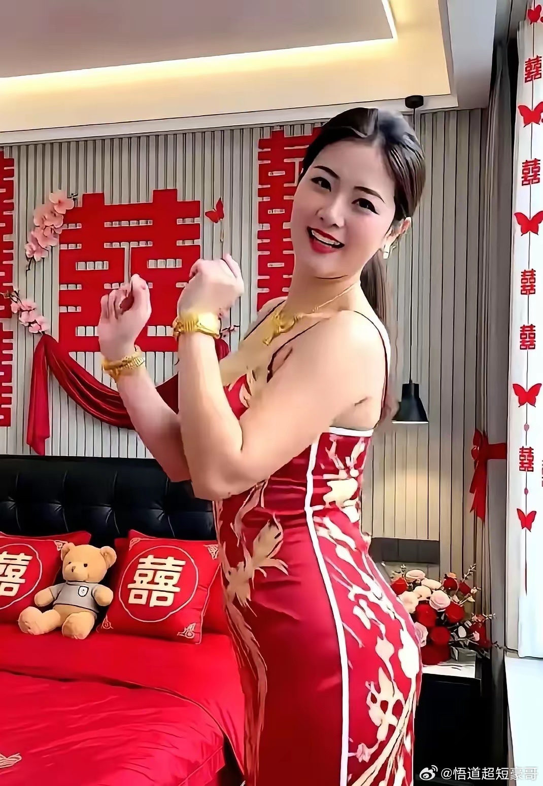 新娘一身大红金凤旗袍代替白纱出嫁，把婚房衬得像从老照片里走出来的。衣服是修身款，