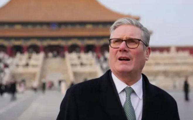 一扇门关久了，突然出现钥匙转动的声音，最敏感的从来不是谁先伸手，而是谁愿意重新坐