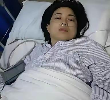 医生说她活不过三个月，

亲生父母留下3000块就消失了。

48岁的项菊香听了