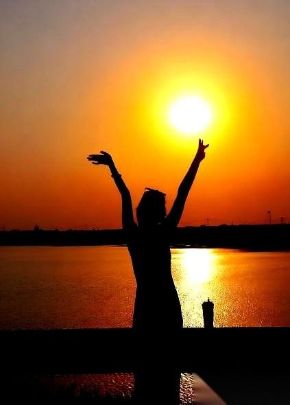 我以前总觉得“多爱者夭”这话太玄乎。
直到身边一个姑娘，爱得轰轰烈烈，把心掏出来