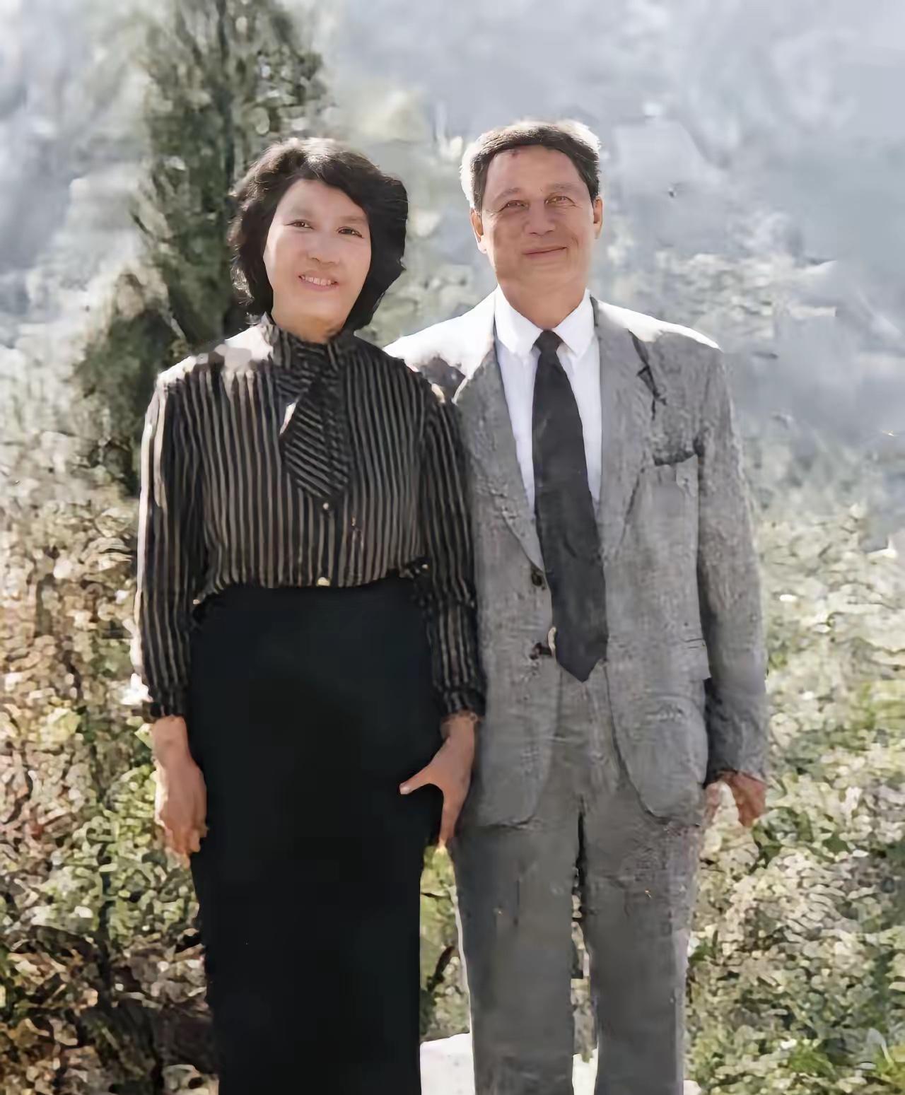 照片中的这位女同志，60年代可是火遍全国大江南北，无人不知，无人不晓啊，被誉为“