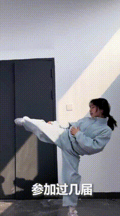 ”11岁女孩火到人民日报了！”
上海这位小姑娘凭一套跆拳道步法直接刷屏，回旋踢、